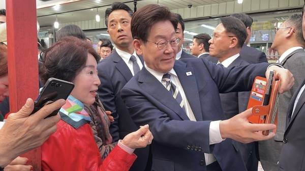 이재명 대통령이 25일 오후 진주 중앙시장을 방문해 상인과 시장을 찾은 시민들과 인사를 나누고 있다. /독자