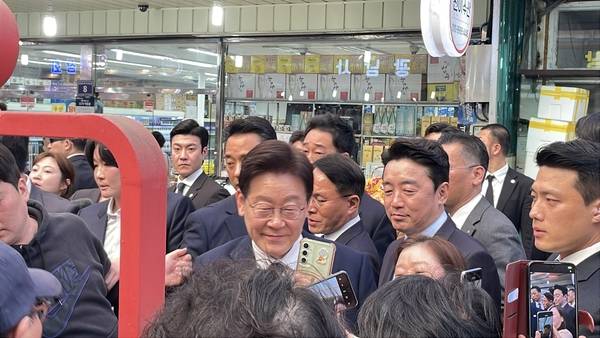 이재명 대통령이 25일 오후 진주 중앙시장을 방문해 상인과 시장을 찾은 시민들과 인사를 나누고 있다. /독자