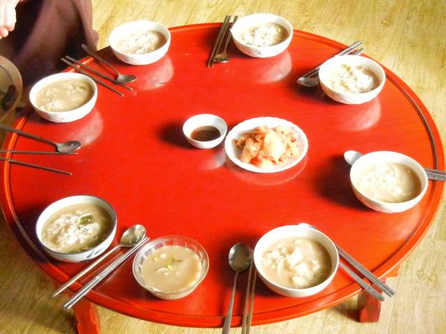 갱시기는 농경사회와 산업사회의 경계에서 피어난 별미 한식 메뉴라 할 수 있다. 그 시절 식은밥 한 덩이와 갖은 반찬을 넣어 비빔밥처럼 끓여 먹었던 해장식의 변형태라 할 수 있다. 사진은 포항 죽장계곡의 한 마을회관에서 보았던 갱시기 한상 차림.