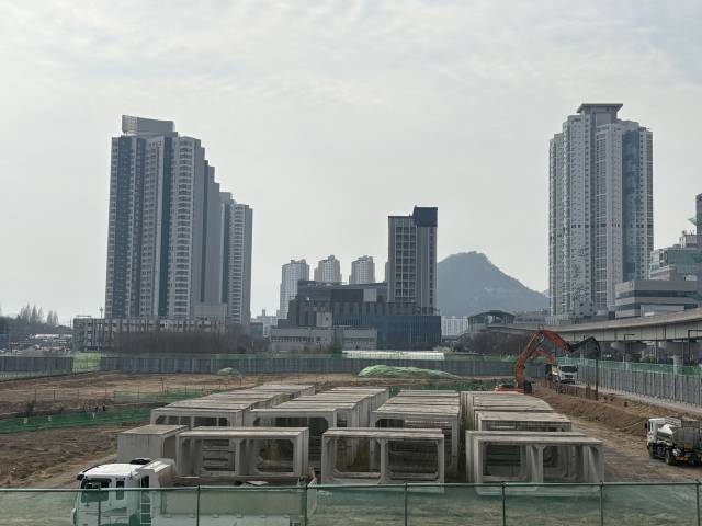 데이터센터 건립이 취소된 경남 김해시청 인근 터에 부원 스마트 도시개발사업이 착공해 향후 700여 세대 규모의 공동주택이 들어설 전망이다. 이경민 기자 min@