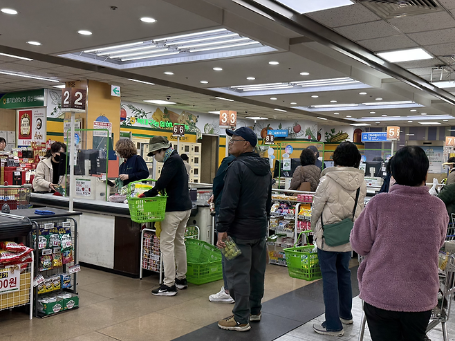 ▲ 25일 오전 대구 북구 한 하나로 마트에서 장을 본 시민들이 계산을 위해 줄 서 있는 모습. 이유경 기자