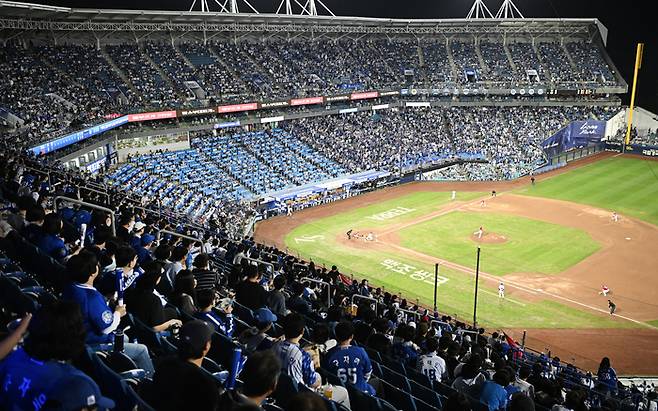 대구 삼성라이온즈파크에서 열린 2025 프로야구 KBO리그 포스트시즌 준플레이오프 4차전 삼성 라이온즈와 SSG 랜더스의 경기에서 삼성팬들이 열띤 응원을 벌이고 있다. 영남일보DB