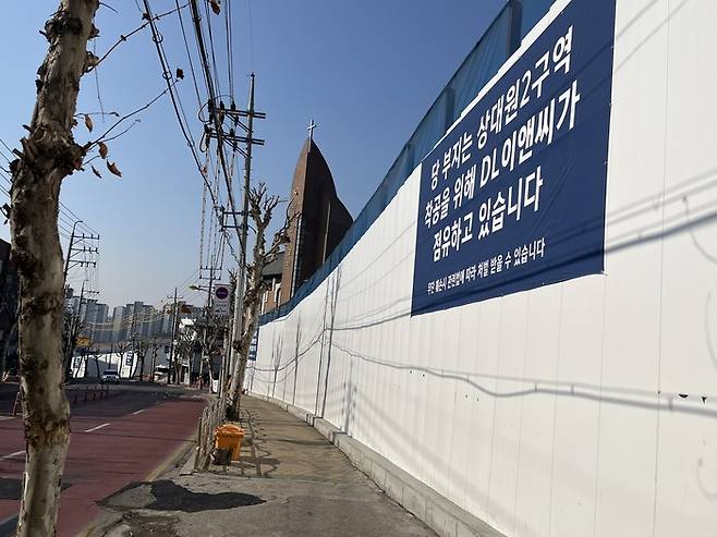 상대원2구역 현장 내 세워진 흰색의 가림막 모습. / 사진 :설효 기자 eddsul@