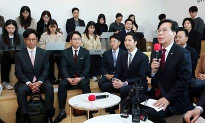 국민의힘이 3월 25일 서울 여의도 코인원 본사에서 가상자산 과세 폐지 관련 간담회를 개최했다. 송언석 국민의힘 원내대표(오른쪽)가 발언하는 가운데 오세진 코빗 대표(앞줄 왼쪽부터), 이재원 빗썸 대표, 오경석 두나무 대표, 차명훈 코인원 대표가 자리한 모습. 사진=연합뉴스