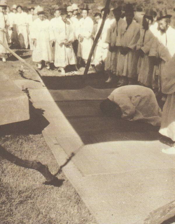 1946년 8월 17일 의암 류인석 의병장 묘소에서 참배하는 백범 김구. 사진=백범김구선생기념사업회 제공