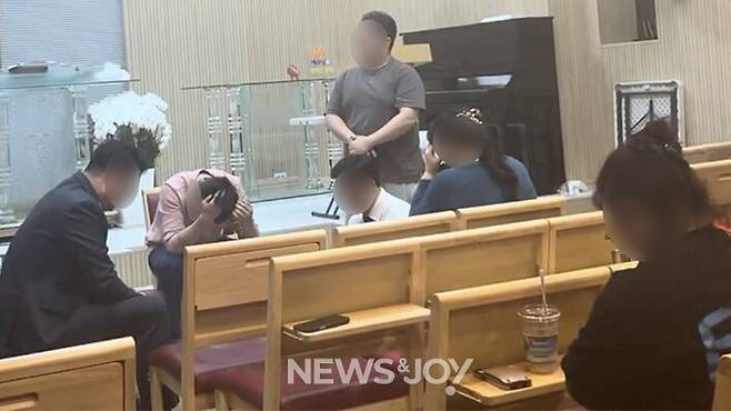 교인들에게 무릎 꿇고 사과하던 이 씨는 이후 "강압적인 분위기에서 그런 것"이라며 입장을 번복했다. 뉴스앤조이 자료 사진