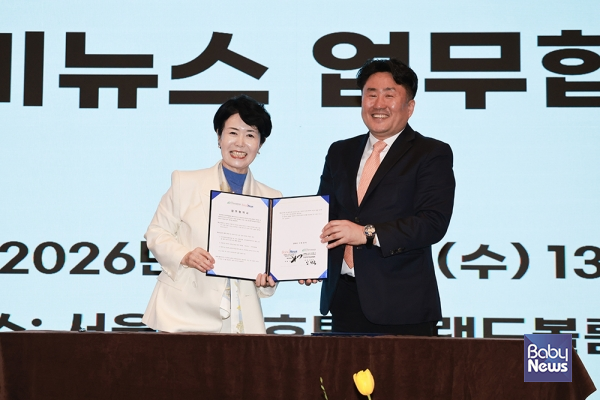 임진숙 한국어린이집총연합회 회장과 최규삼 베이비뉴스 대표가 업무협약식을 마치고 기념촬영을 하고 있다. ⓒ한국어린이집총연합회