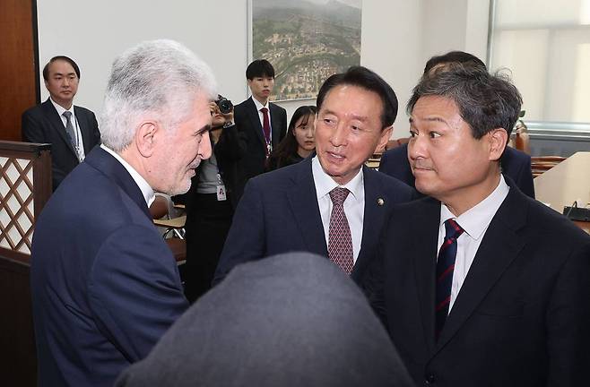 25일 오전 국회를 찾은 사이드 쿠제치 주한이란대사(왼쪽) 김석기 외교통일위원장(가운데)을 만난 모습. 뉴스1