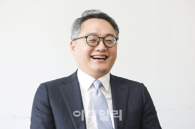 정홍식 전 법무부 국제법무국장(현 중앙대 로스쿨 법전원장)이 최근 서울 동작구 중앙대 사무실에서 이데일리와 인터뷰 하고 있다. (사진=이영훈 기자)