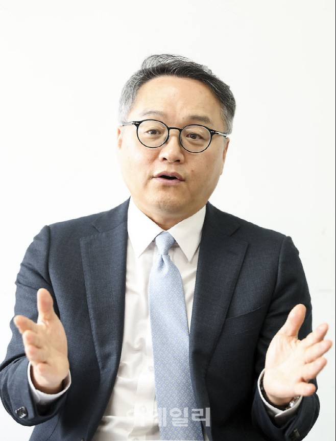 정홍식 전 법무부 국제법무국장(현 중앙대 로스쿨 법전원장)이 최근 서울 동작구 중앙대 사무실에서 이데일리와 인터뷰 하고 있다. (사진=이영훈 기자)