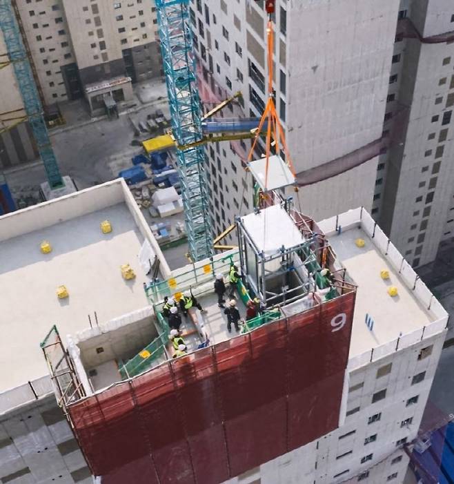 모듈러 엘리베이터 시공 모습(사진=현대건설)