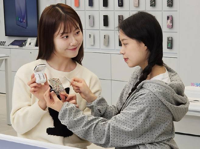 삼성전자가 '갤럭시 버즈4 시리즈'를 자유롭게 꾸며볼 수 있는 '갤럭시 버즈 커스텀 랩'을 오는 16일부터 삼성 강남과 삼성스토어 홍대에서 운영한다고 16일 밝혔다. 사진은 삼성 강남 '갤럭시 버즈 커스텀 랩'에서 '갤럭시 버즈4 프로'를 다양한 스티커를 활용해 꾸미는 모습. (사진=삼성전자, 뉴스1)