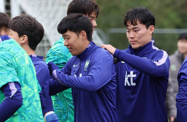 코트디부아르전을 앞둔 한국 축구 국가대표팀의 손흥민, 이재성, 오현규 등이 24일(현지시간) 영국 런던 북서쪽 밀턴킨스 훈련장에서 팀훈련을 준비하며 장비를 착용하고 있다. 사진=연합뉴스