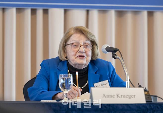 앤 크루거 미 스탠퍼드대 명예교수가 25일 세계경제연구원 조찬포럼에서 강연하고 있다. (사진=세계경제연구원)