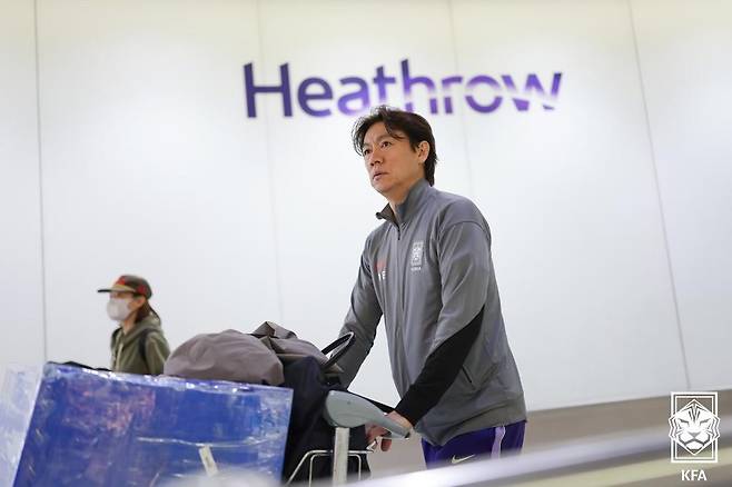 3월 평가전을 위해 영국 런던으로 이동한 홍명보 축구대표팀 감독. (대한축구협회 제공)
