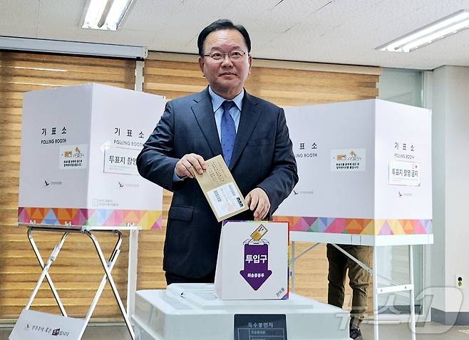 2025년 당시 김부겸 더불어민주당 공동선거대책위원장이 제21대 대선 사전투표 첫날 대구 중구 대신동행정복지센터에 차려진 대신동 사전투표소에서 투표하고 있다. 2025.5.29 ⓒ 뉴스1 남승렬 기자