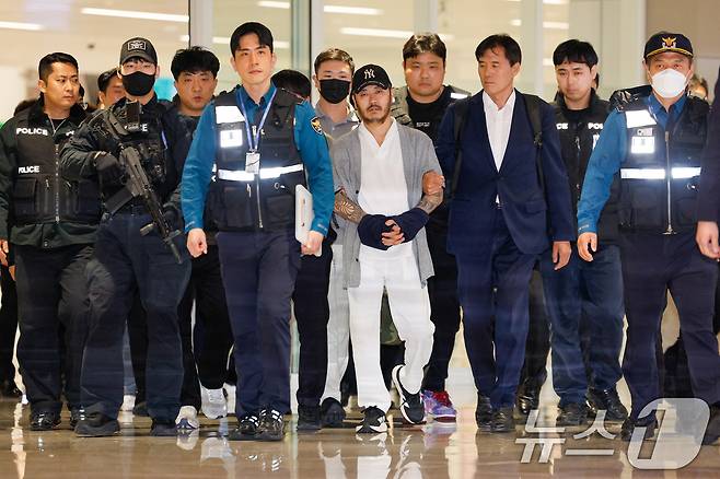 필리핀에서 복역 중이던 이른바 '마약왕' 박왕열(48)이 25일 한국으로 송환, 인천국제공항에서 이송되고 있다. 2026.3.25 ⓒ 뉴스1 안은나 기자
