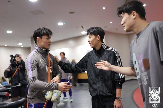 영국에서 열리는 코트디부아르와의 평가전을 앞두고 반갑게 인사 하는 오현규(왼쪽)와 손흥민. 두 사람이 모두 '윈-윈' 할 수 있는 조합을 찾아야한다. (대한축구협회 제공)