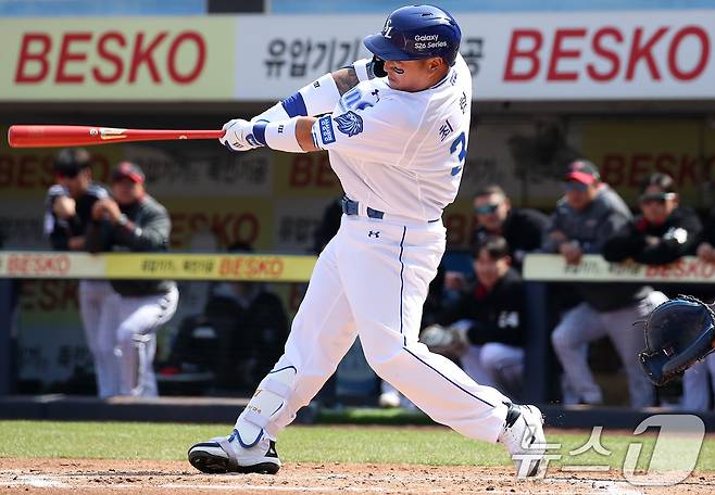 22일 오후 대구 삼성라이온즈파크에서 열린 프로야구 '2026 신한 SOL KBO리그' LG 트윈스와 삼성 라이온즈의 시범경기에서 삼성 최형우가 외야 플라이를 치고 있다. 2026.3.22 ⓒ 뉴스1 공정식 기자