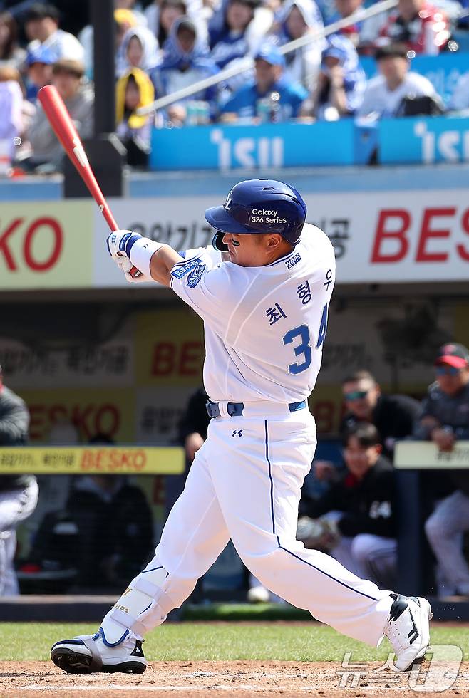 22일 오후 대구 삼성라이온즈파크에서 열린 프로야구 '2026 신한 SOL KBO리그' LG 트윈스와 삼성 라이온즈의 시범경기에서 삼성 최형우가 외야 플라이를 치고 있다. 2026.3.22 ⓒ 뉴스1 공정식 기자