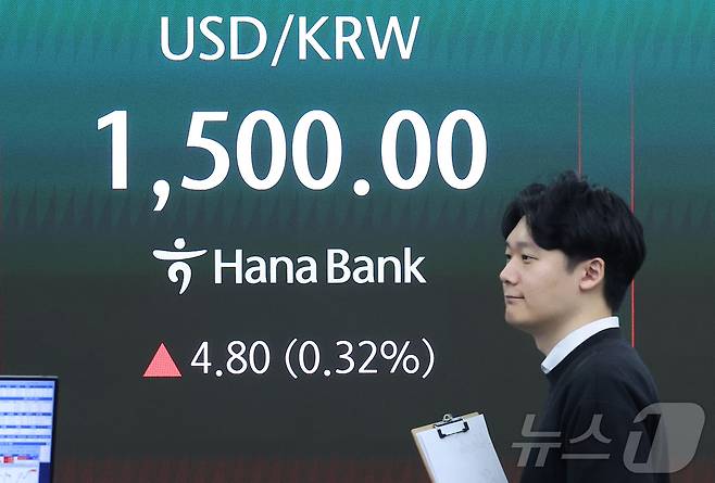 25일 서울 중구 하나은행 본점 딜링룸 전광판에 종가가 표시되고 있다. 이날 코스피는 전장보다 88.29포인트(1.59%) 오른 5,642.21, 코스닥 지수는 전장보다 38.11포인트(3.40%) 오른 1,159.55에 장을 마쳤다. 서울외환시장에서 달러·원 환율은 전일 오후 3시 30분 주간종가 대비 4.5원 오른 1499.7원을 기록했다. 2026.3.25 ⓒ 뉴스1 김성진 기자