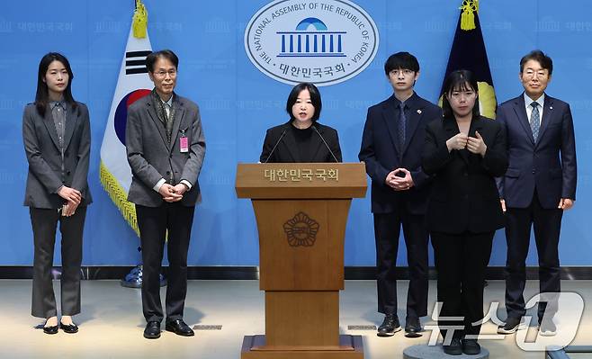 최정민 더불어민주당 서울시당 공천관리위원회 부위원장 및 대변인이 25일 오후 서울 여의도 국회 소통관에서 기초단체장 1차 공천 심사 결과를 발표하고 있다. 2026.3.25 ⓒ 뉴스1 황기선 기자