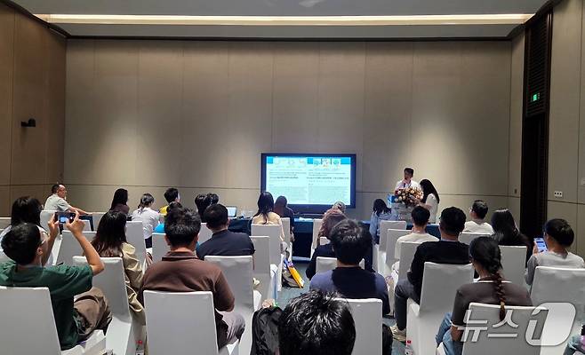 정설령 한국반려동물영양연구소 대표가 25일 중국 광저우에서 강의를 하고 있다. ⓒ 뉴스1