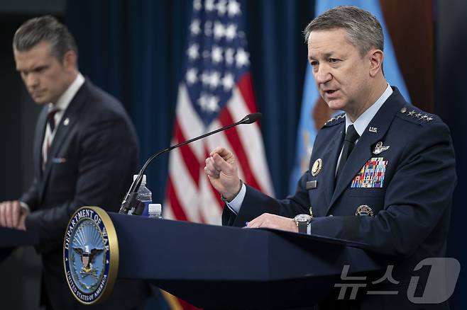 피트 헤그세스 미국 국방장관(사진 왼쪽)과 댄 케인 합참의장이 4일(현지시간) 워싱턴DC 인근 펜타곤(미 국방부 청사)에서 대(對)이란 군사작전인 '오퍼레이션 에픽 퓨리(Operation Epic Fury)' 경과에 대해 브리핑하고 있다.(미 국방부 홈페이지, 재판매 및 DB금지) 2026.03.04. ⓒ 뉴스1 류정민 특파원