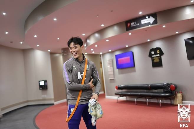 축구대표팀 공격수 오현규가 24일 새벽(한국시간) 영국 밀턴 케인즈에 있는 대표팀 숙소에서 개인 훈련을 마친 뒤 동료와 인사하며 웃고 있다. 사진 | 대한축구협회