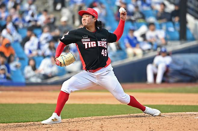 KIA 김범수가 24일 대구삼성라이온즈파크에서 열린 2026 KBO리그 시범경기 삼성과 경기에서 6회말 올라와 힘차게 공을 던지고 있다. 사진 | KIA 타이거즈