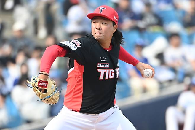 KIA 김범수가 24일 대구삼성라이온즈파크에서 열린 2026 KBO리그 시범경기 삼성과 경기에서 6회말 올라와 힘차게 공을 던지고 있다. 사진 | KIA 타이거즈
