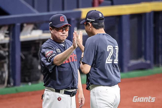 박세웅이 김태형 감독과 하이파이브를 하고 있다. 사진 | 롯데 자이언츠