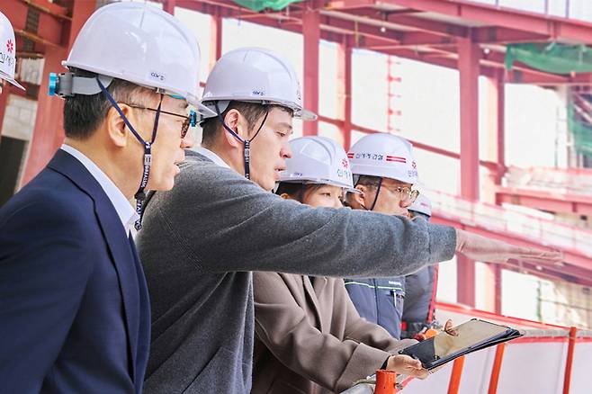 정용진 신세계그룹 회장이 23일 인천 청라국제도시에 조성 중인 ‘스타필드 청라’ 건설 현장을 찾아 진행 상황을 점검했다. 사진 | 신세계그룹