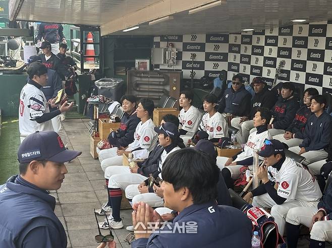 롯데 선수단이 경기 후 단체 미팅을 진행하고 있는 모습. 사직 | 박연준 기자 duswns0628@sportsseoul.com