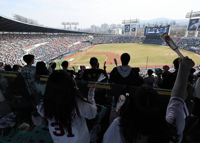 22일 잠실구장에서 열린 2026 KBO리그 시범경기 두산과 KIA 경기에서 관중들이 응원하고 있다. 사진 | 잠실=연합뉴스