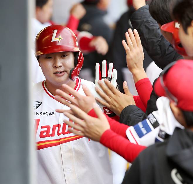 SSG 고명준이 19일 인천SSG랜더스필드에서 열린 2026 KBO리그 시범경기 LG에서 홈런을 친 후 동료들과 하이파이브를 하고 있다. 사진 | SSG 랜더스