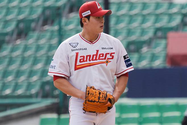 SSG 조병현이 24일 인천SSG랜더스필드에서 열린 2026 KBO리그 시범경기 롯데전에서 역투하고 있다. 사진 | SSG 랜더스