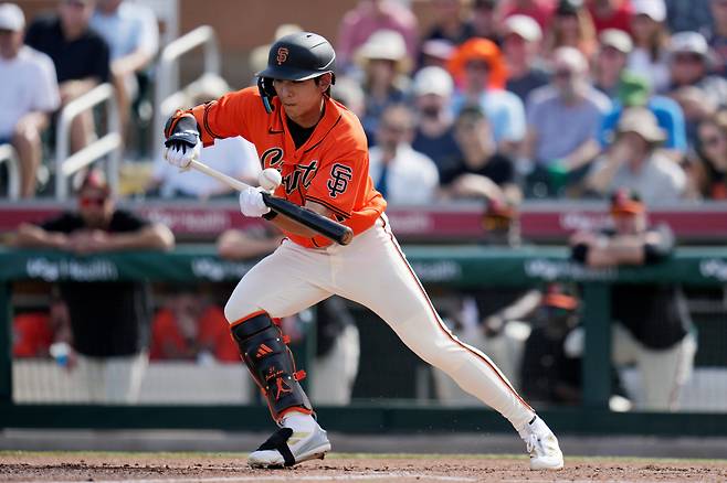 San Francisco Giants' Jung Hoo Lee, of South Korea, fouls off a bunt attempt during the second inning of a spring training baseball game against the Athletics Monday, Feb. 23, 2026, in Scottsdale, Ariz. (AP Photo/Ross D. Franklin)







<저작권자(c) 연합뉴스, 무단 전재-재배포, AI 학습 및 활용 금지>