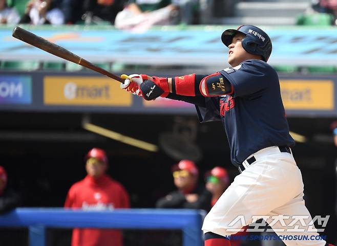 24일 인천 SSG랜더스필드에서 열린 KBO리그 시범경기 롯데와 SSG의 경기. 2회 롯데 유강남이 SSG 베니지아노를 상대로 선제 솔로홈런을 날렸다. 힘차게 타격하고 있는 유강남. 인천=송정헌 기자songs@sportschosun.com/2026.03.24/