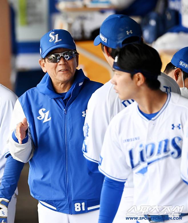 24일 대구삼성라이온즈파크에서 열린 KIA와 삼성의 시범경기. 8회초 투구를 끝낸 삼성 미야지가 최일언 투수코치와 이야기를 하고 있다. 대구=허상욱 기자wook@sportschosun.com/2026.03.24/