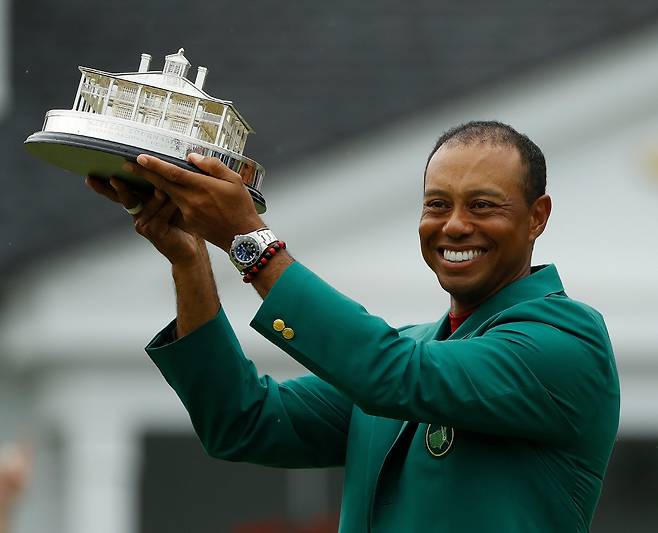 FILE - Tiger Woods wears his green jacket holding the winning trophy after the final round for the Masters golf tournament, Sunday, April 14, 2019, in Augusta, Ga. (AP Photo/Matt Slocum, File) FILE PHOTO **







<저작권자(c) 연합뉴스, 무단 전재-재배포, AI 학습 및 활용 금지>