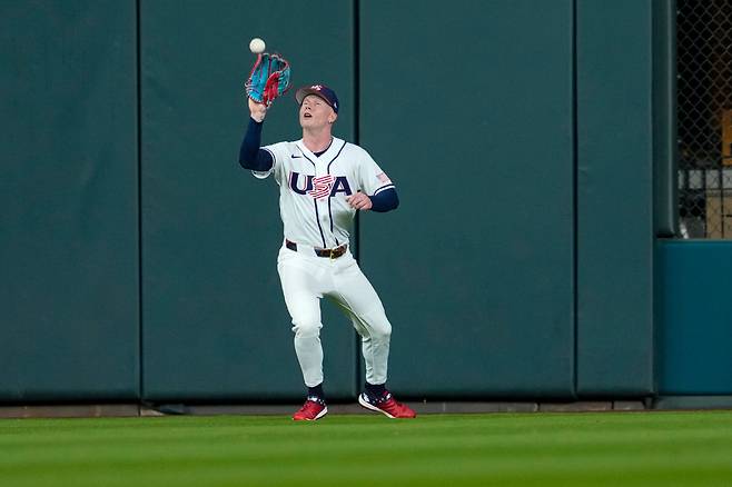 United States center fielder Pete Crow-Armstrong (4) makes a catch to put out Italy first baseman Vinnie Pasquantino (9) in the third inning of a World Baseball Classic game, Tuesday, March 10, 2026, in Houston. (AP Photo/Ashley Landis)







<저작권자(c) 연합뉴스, 무단 전재-재배포, AI 학습 및 활용 금지>