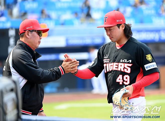 24일 대구삼성라이온즈파크에서 열린 KIA와 삼성의 시범경기. 6회말 KIA 김범수가 무실점으로 이닝을 끝낸 후 더그아웃으로 향하고 있다. 대구=허상욱 기자wook@sportschosun.com/2026.03.24/