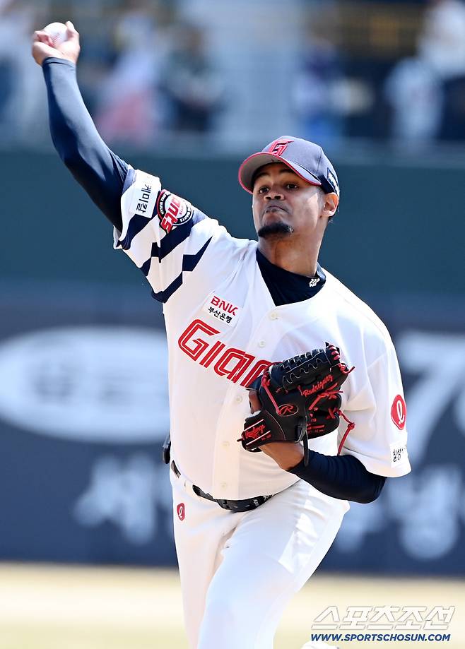 21일 부산 사직야구장에서 열린 한화와 롯데의 시범경기. 롯데 선발투수 로드리게스가 역투하고 있다. 부산=허상욱 기자wook@sportschosun.com/2026.03.21/