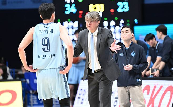 손창환 감독이 주장 정희재에게 지시를 하고 있다. 사진제공=KBL