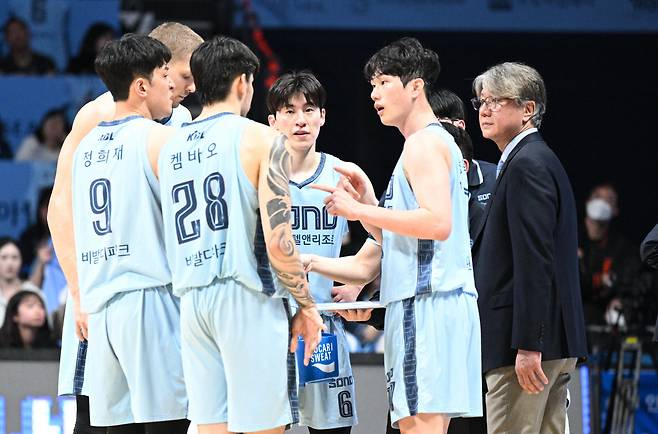 작전 회의를 하고 있는 손창환 감독과 소노 선수단. 사진제공=KBL