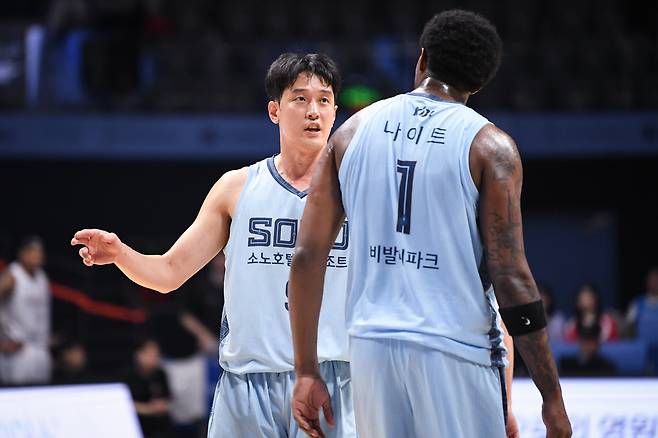 경기 중 정희재와 나이트가 대화를 하고 있다. 사진제공=KBL