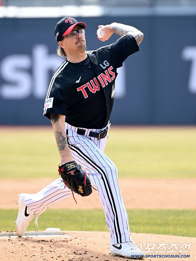 16일 수원KT위즈파크에서 열린 LG와 KT의 시범경기. LG 선발투수 라클란 웰스가 역투하고 있다. 수원=허상욱 기자wook@sportschosun.com/2026.03.16/