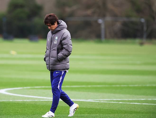 코트디부아르전 앞둔 홍명보 감독

    (밀턴킨스[영국]=연합뉴스) 최재구 기자 = 홍명보 한국 축구국가대표팀 감독이 코트디부아르전을 앞두고 24일(현지시간) 영국 런던 북서쪽 밀턴킨스에서 팀 훈련을 하며 생각에 잠겨 있다. 2026.3.25

    jjaeck9@yna.co.kr

(끝)





<저작권자(c) 연합뉴스, 무단 전재-재배포, AI 학습 및 활용 금지>