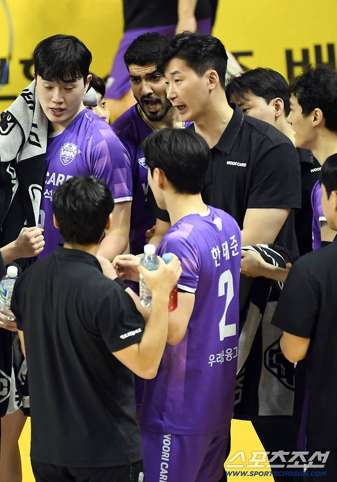 25일 의정부 경민대학교체육관에서 열린 V리그 남자부 준PO KB손해보험과 우리카드의 경기. 우리카드 박철우 감독대행이 작전 지시를 하고 있다. 의정부=박재만 기자 pjm@sportschosun.com/2026.03.25/